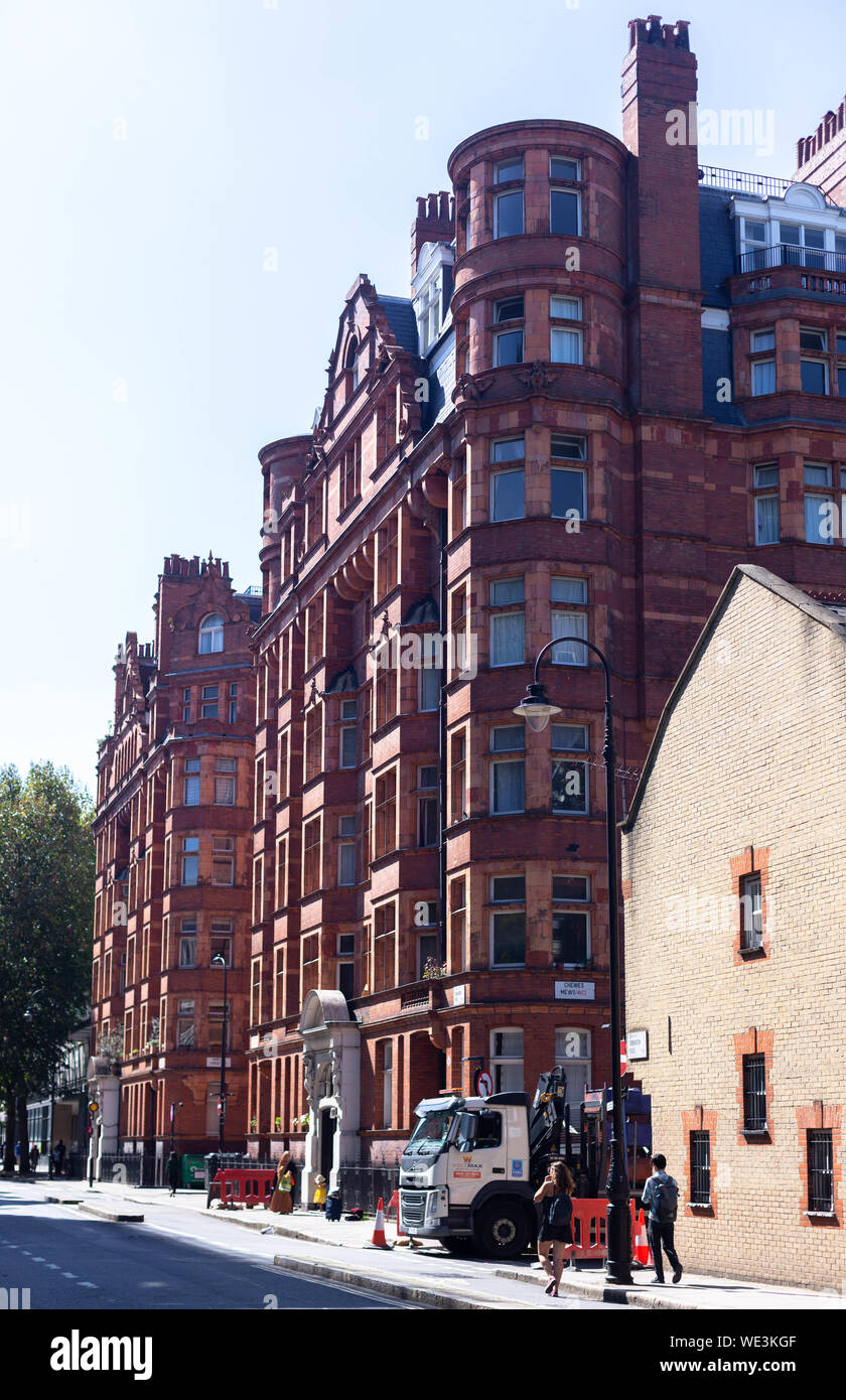 Torrington Place street scene, Fitzrovia, Londra, Inghilterra, Regno Unito. Foto Stock