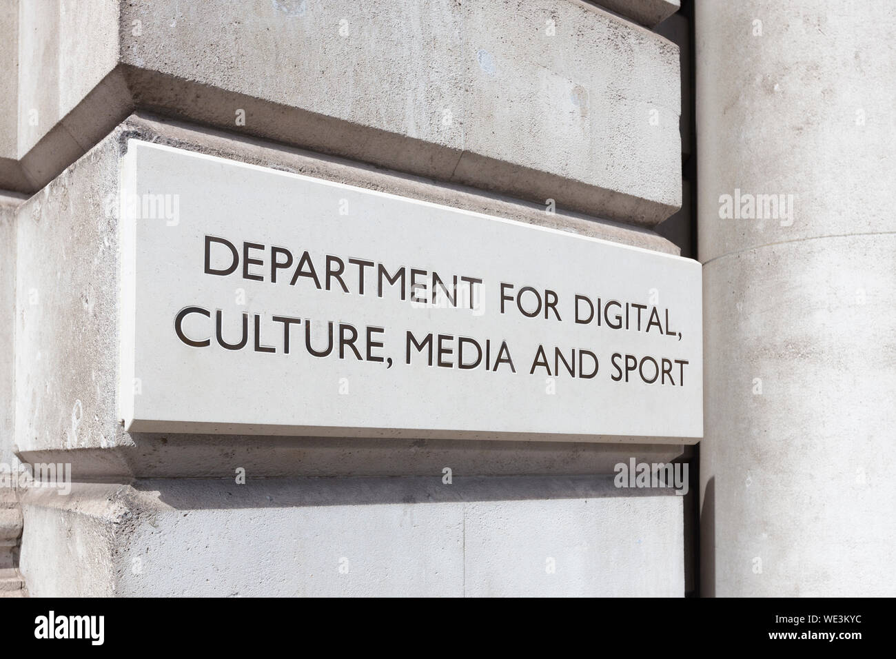 Dipartimento per il digitale, cultura, mezzi di comunicazione e lo sport segno, Whitehall, London, England, Regno Unito Foto Stock