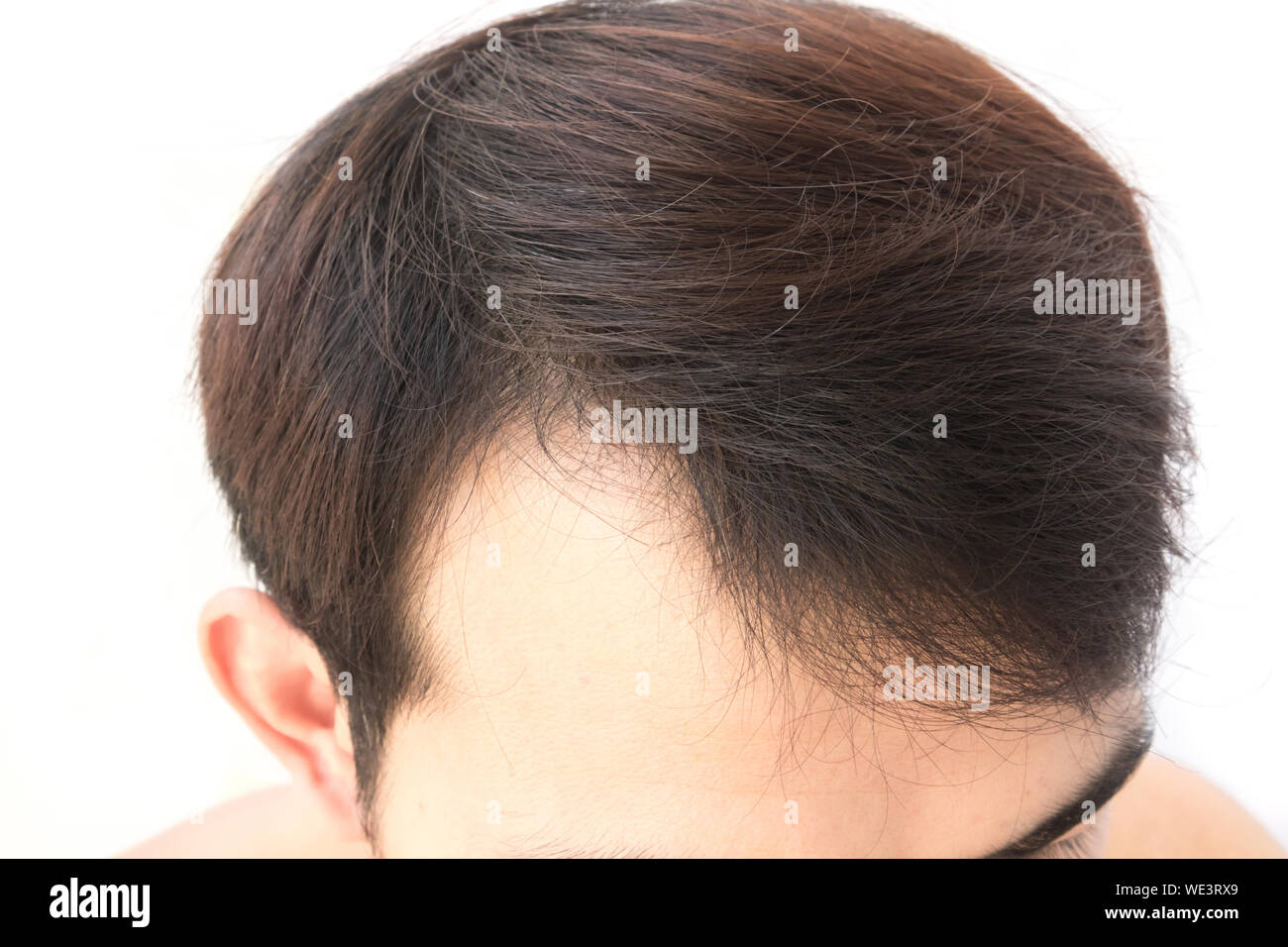 Immagine ritagliata dell uomo con i capelli neri contro uno sfondo bianco Foto Stock