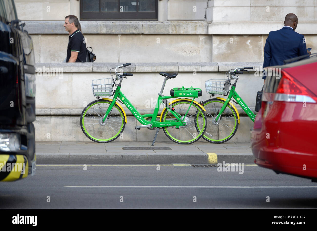 Londra, Inghilterra, Regno Unito. Lime elettrico biciclette a noleggio in Whitehall Foto Stock