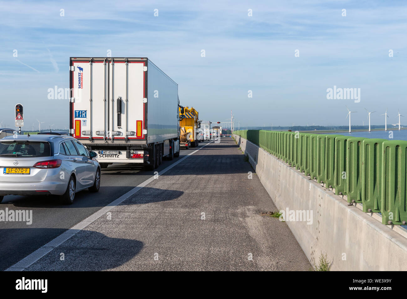 In attesa di automobili per ponte aperto Ketelbrug olandese nei pressi di Lelystad Foto Stock