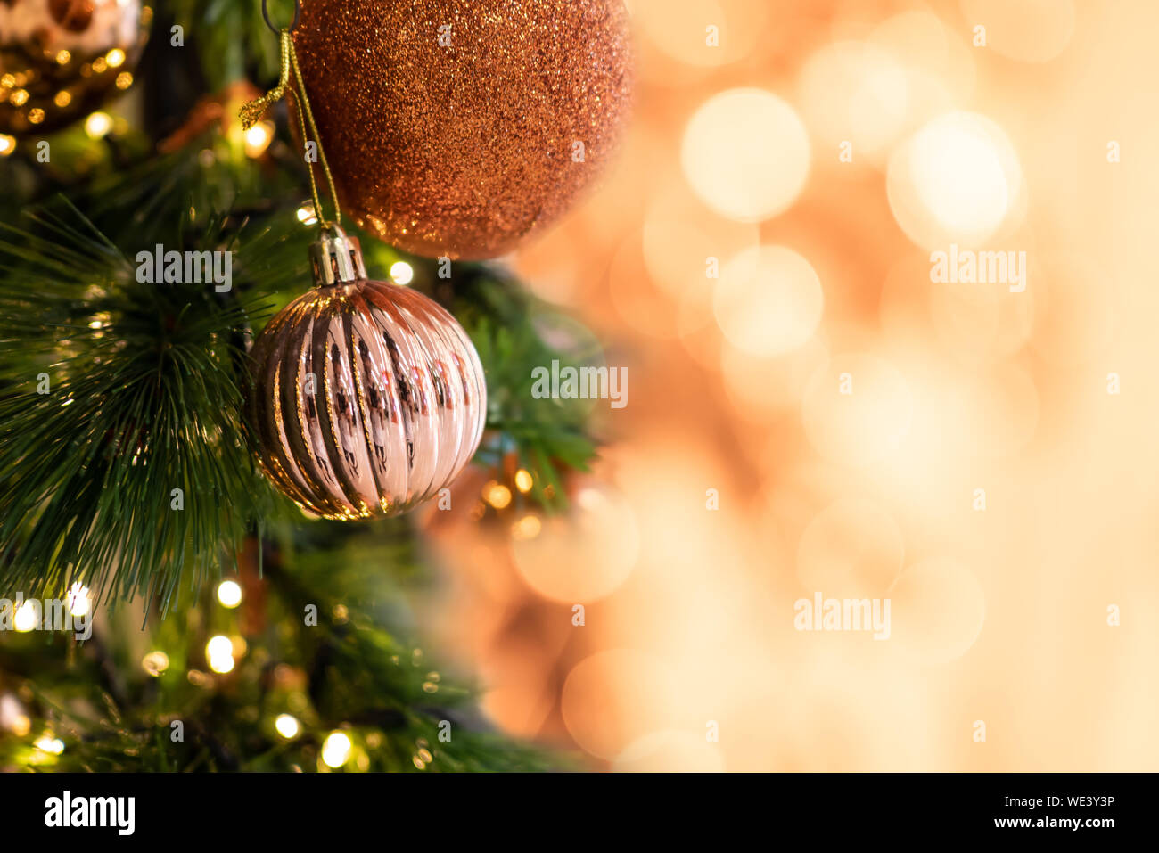 Ornamenti della sfera di Natale sull'albero di Natale con spazio di copia Foto Stock
