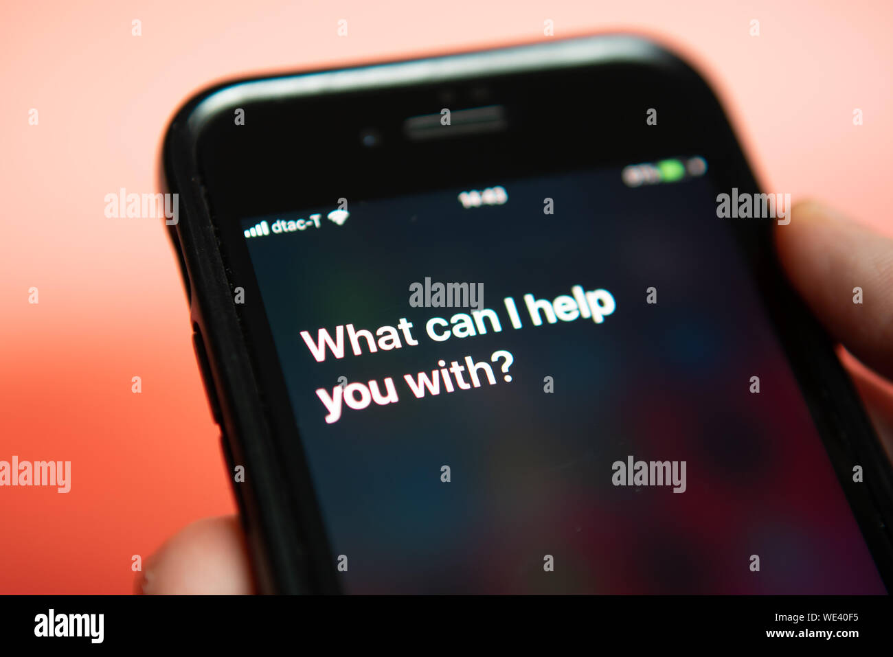 Bangkok, Thailandia - 22 agosto 2019 : Siri, l'assistente digitale attivato dalla voce di Apple, che mostra sul display il testo "cosa posso aiutarti?". Foto Stock