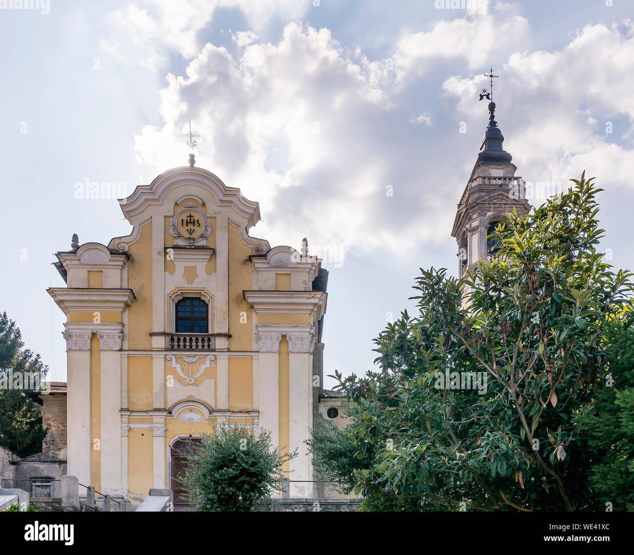 La facciata della bella chiesa dei Santi Martiri o San Graziano di Arona, Italia, contro un pittoresco sky Foto Stock