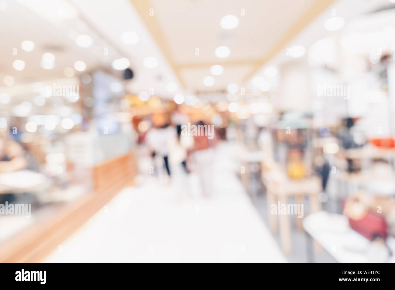Abstract blur sullo sfondo la folla di persone nel centro commerciale per lo sfondo, Vintage tonica. Foto Stock