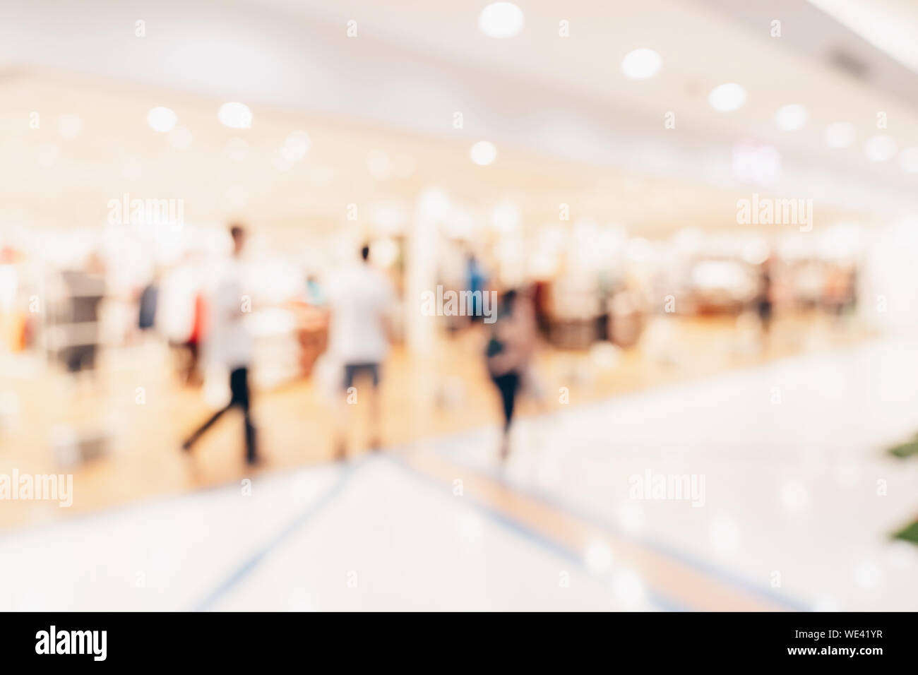 Abstract blur sullo sfondo la folla di persone nel centro commerciale per lo sfondo, Vintage tonica. Foto Stock