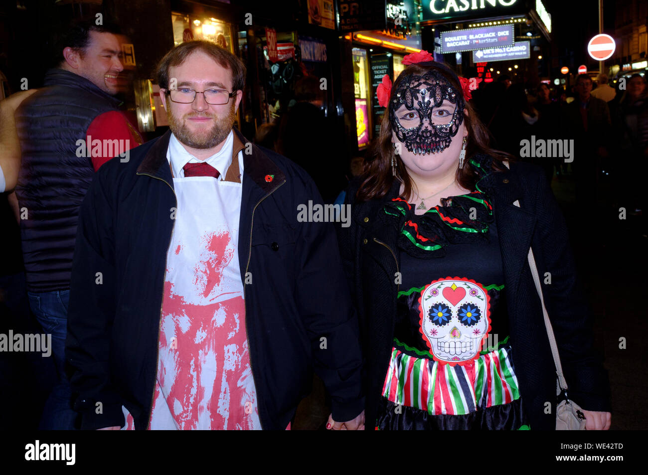 La gente celebra, Halloween, Leicester Square, Londra, Gran Bretagna. Foto Stock