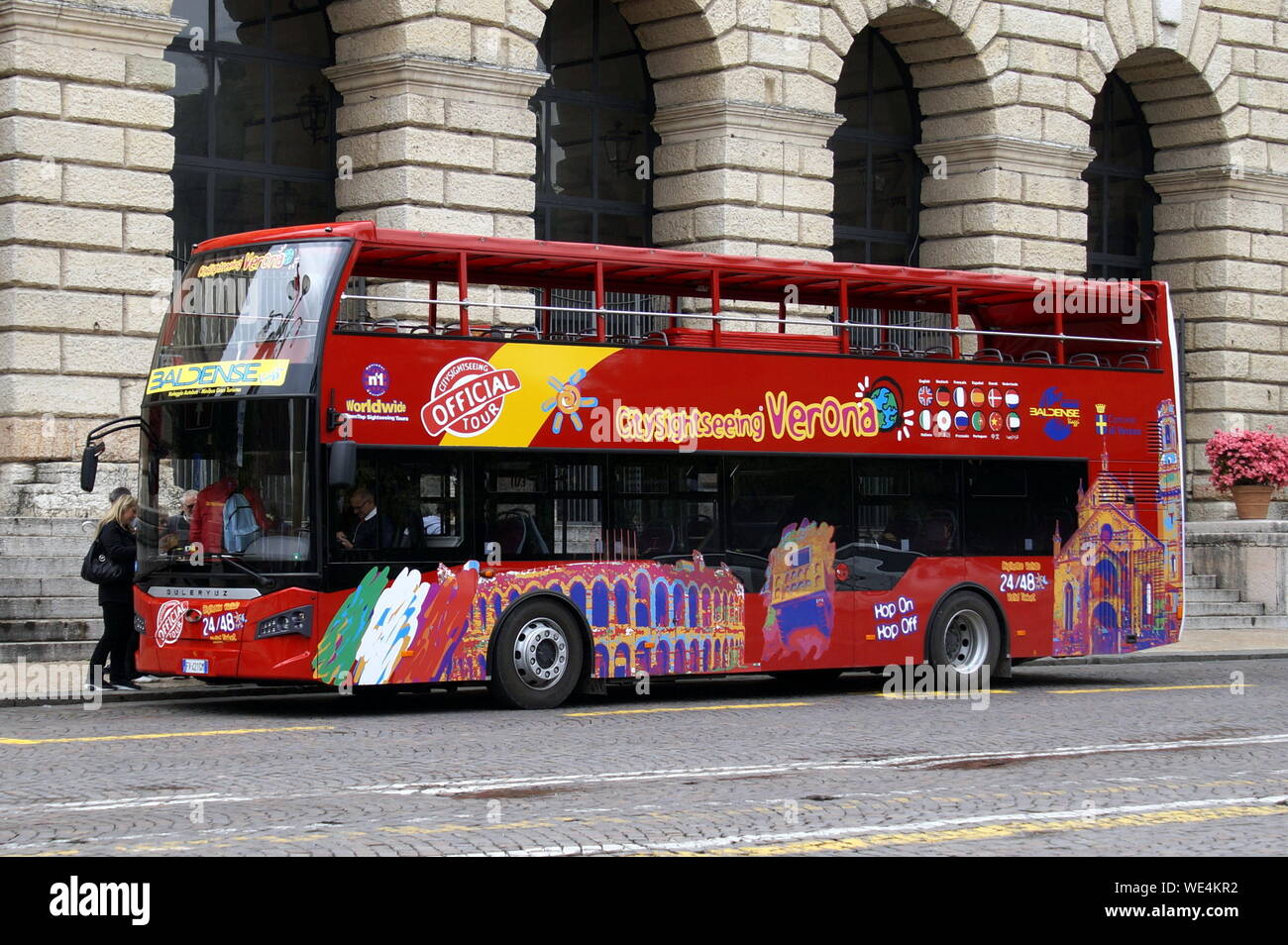 Verona, Italia - 29 Aprile 2019: Sconosciuto e identificabili i partecipanti entrare in un rosso panorama Güleryüz double decker avvistamenti autobus turistico. Foto Stock