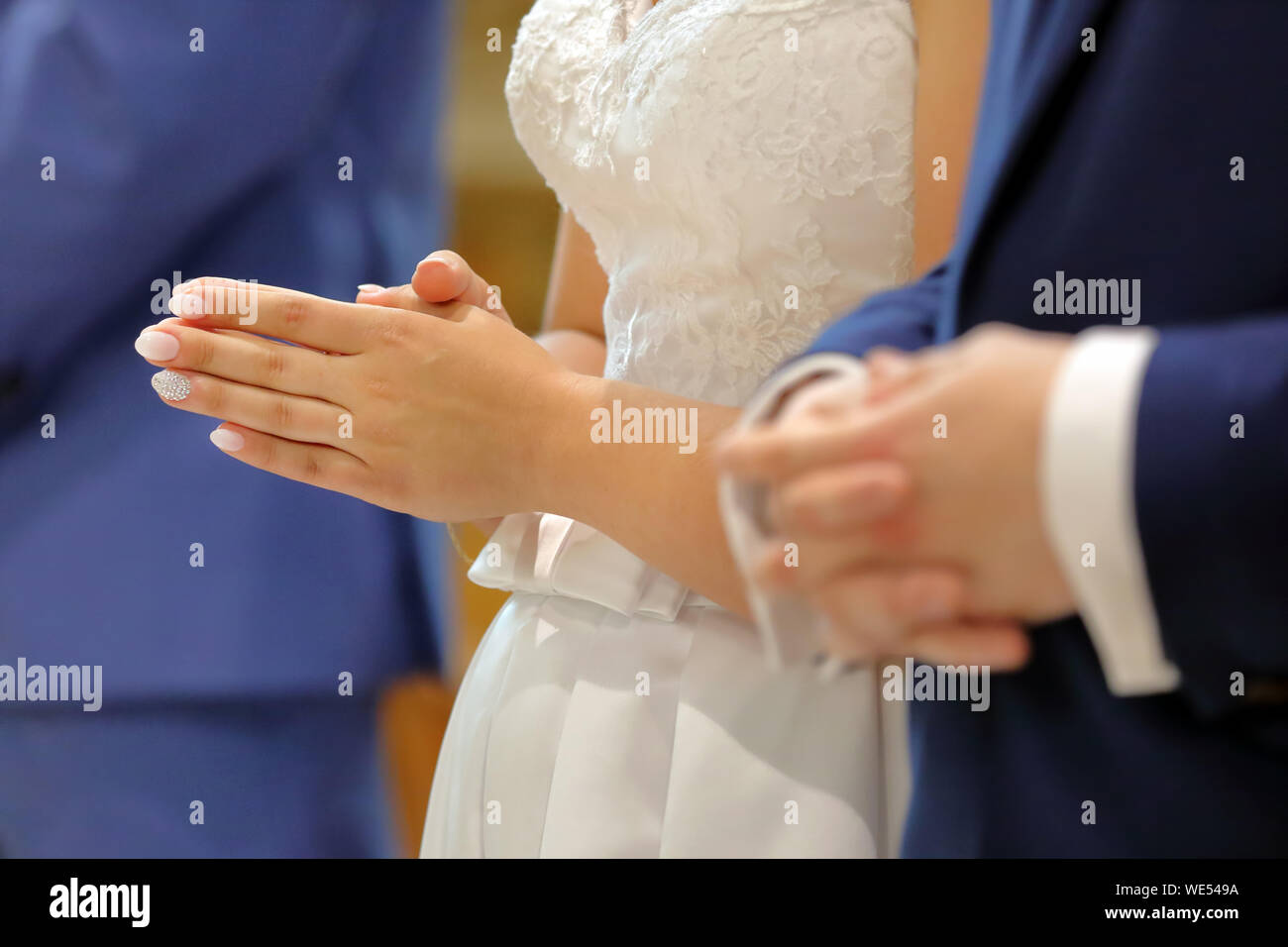 Sposa e lo sposo in chiesa la cerimonia nuziale Foto Stock