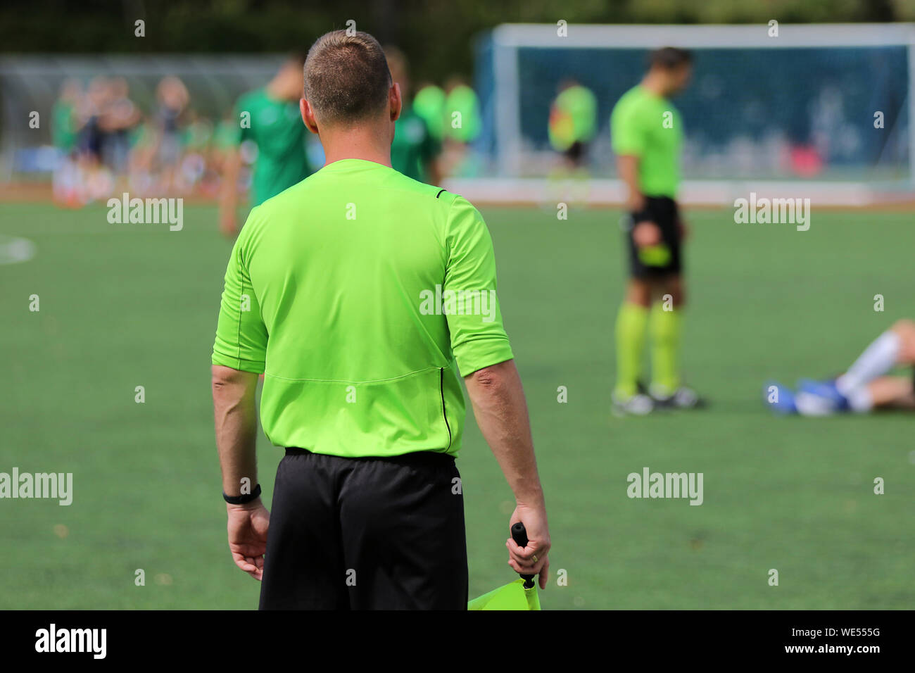 La linea arbitro osserva la situazione sul campo di calcio Foto Stock