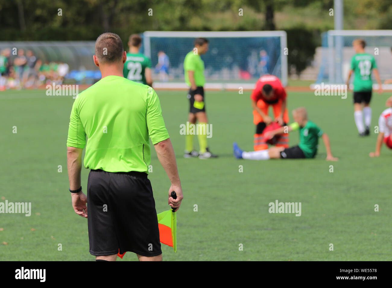 La linea arbitro osserva la situazione sul campo di calcio Foto Stock