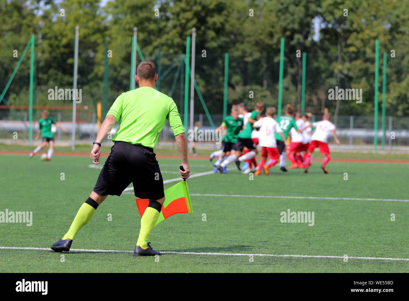 La linea arbitro osserva la situazione sul campo di calcio Foto Stock