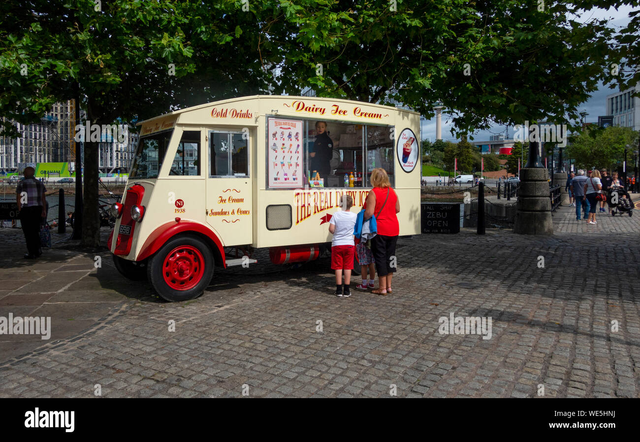 Un caseificio Gelato carrello a Albert Dock di Liverpool Foto Stock