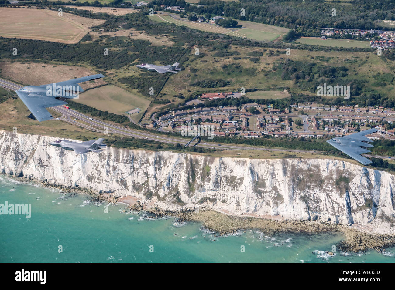 Una United States Air Force B2 Spirito, attualmente dispiegati a RAF Fairford nel Gloucestershire, vola sopra la campagna inglese nei pressi di Dover con due RAF F-35 getti. Per la prima volta, Royal Air Force F-35 getti fulmini sono state conducendo integrazione flying training con la B-2 Spirito bombardieri stealth della United States Air Force come parte della loro distribuzione per RAF Fairford nel Gloucestershire, UK. Il USAF distribuzione dell'B-2Õs da il bombardiere Task Force Europa è pianificato a lungo. Mentre dispiegato per il Regno Unito il velivolo sarà condotta una serie di attività di formazione in Europa. Durante la distribuzione Foto Stock