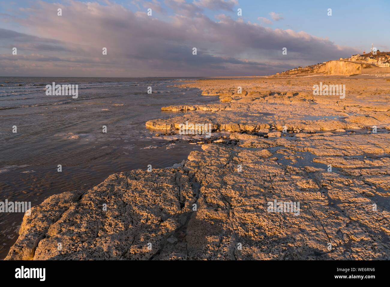 Francia, Somme, Ault, il villaggio sulla sua rupe nella luce del tramonto la bassa marea scopre l'altopiano gessoso mangiata dal mare e le pietre focaie che sono a filo Foto Stock