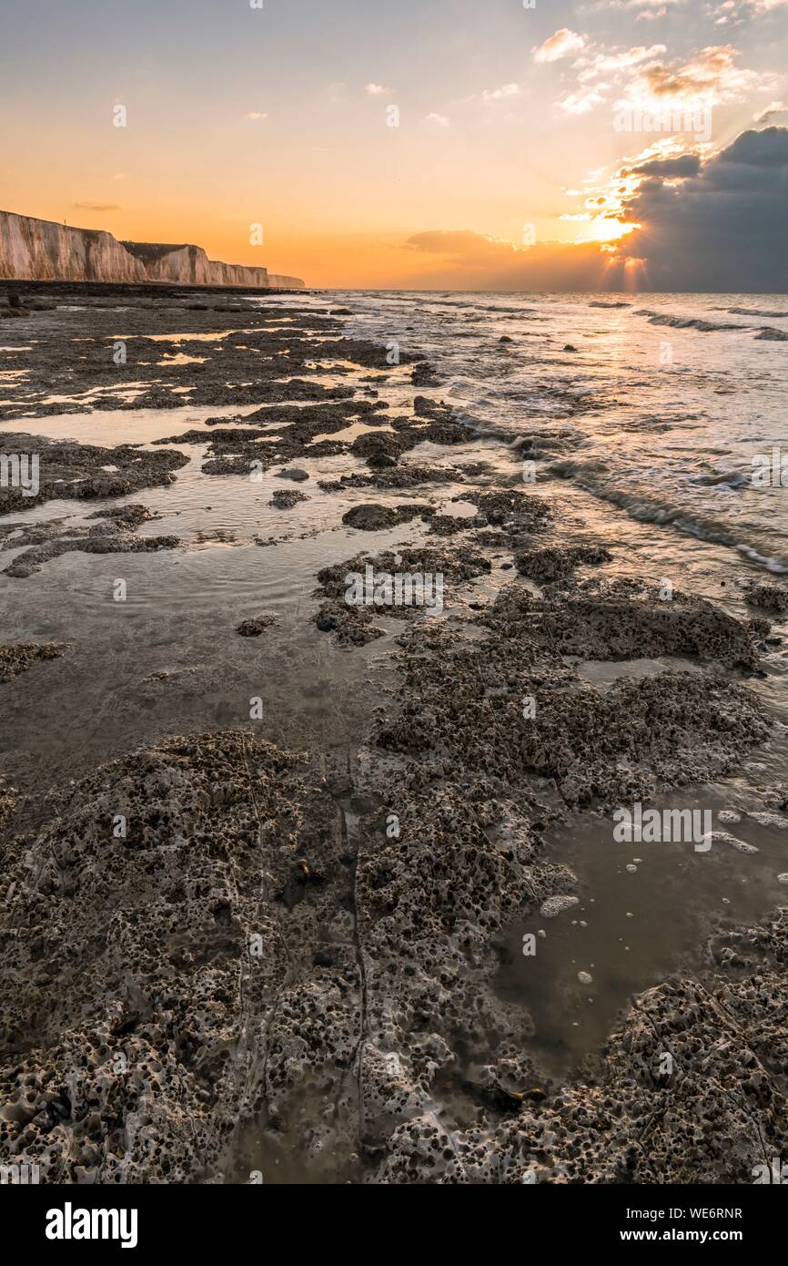 Francia, Somme, Ault, tramonto su scogliere a Ault, la bassa marea scopre l'altopiano gessoso mangiata dal mare e le pietre focaie che diventeranno i ciottoli Foto Stock