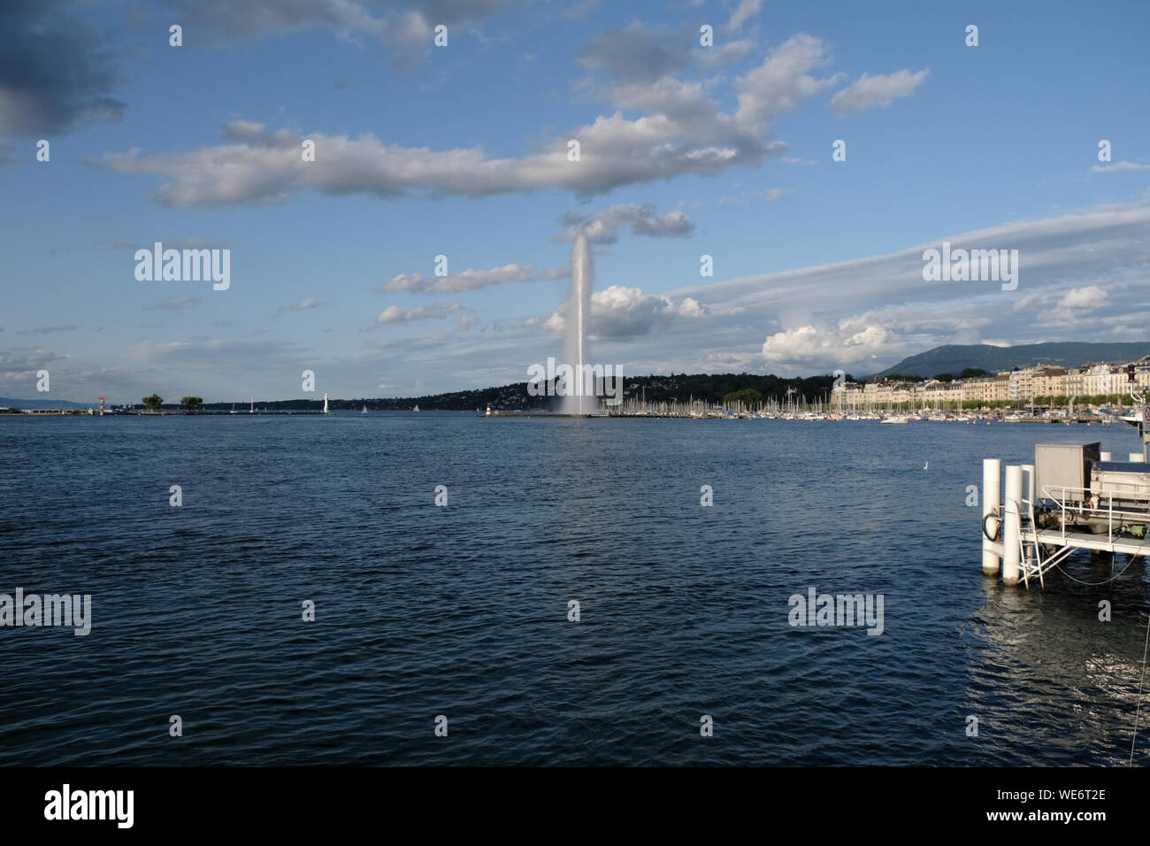 Guardando attraverso il lago di Ginevra a Jet d'Eau Foto Stock