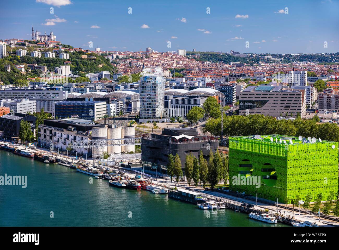 Francia, Rhone, Lione, quartiere di La confluenza nel sud della penisola, primo quartiere francese sostenibile certificate dal WWF, vista del quai Rambaud lungo il vecchio dock con il cubo verde, il Sucriere, la torre Ycone e Notre Dame de Fourviere Basilica Foto Stock