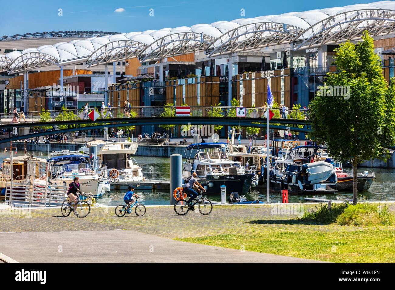 Francia, Rhone, Lione, quartiere di La confluenza nel sud della penisola, primo quartiere francese sostenibile certificate dal WWF, retail e il centro per il tempo libero la confluenza è un centro shopping progettato dall architetto Jean-Paul Viguier inaugurato nel 2012 Foto Stock