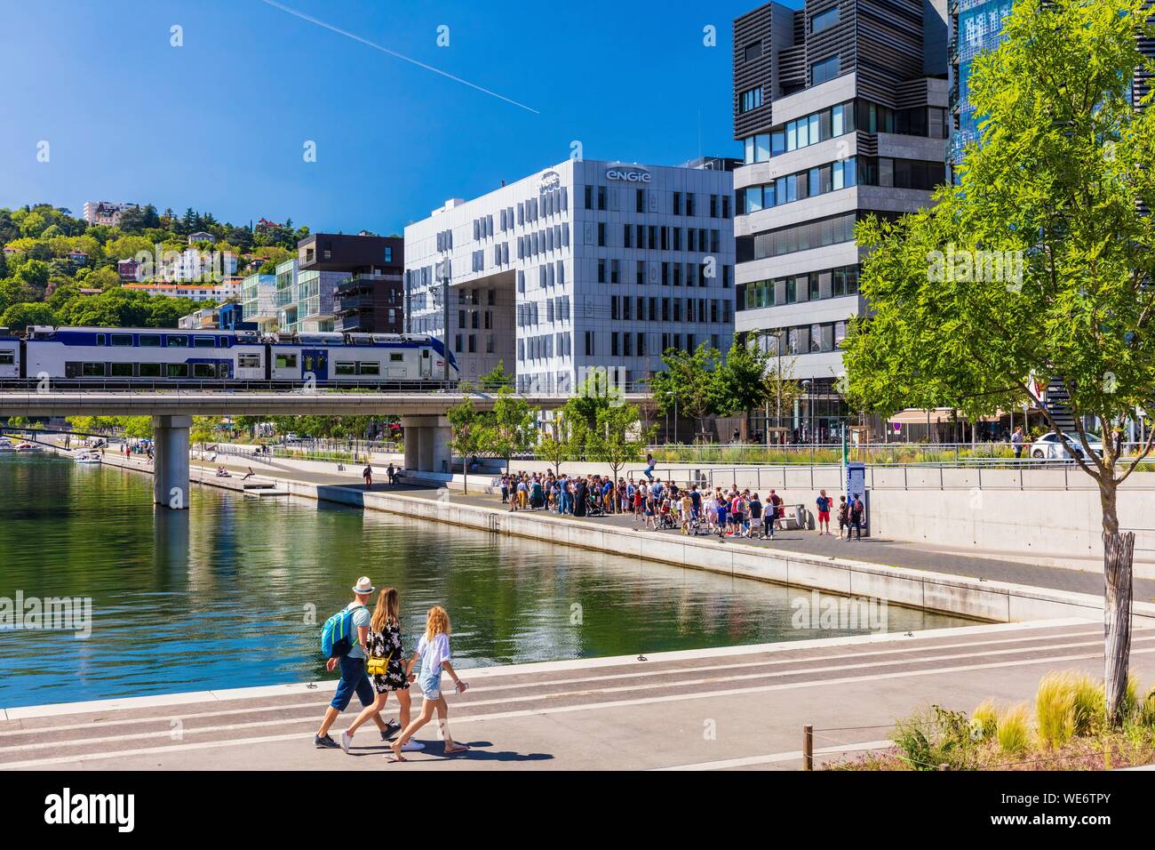 Francia, Rhone, Lione, quartiere di La confluenza nel sud della penisola, primo quartiere francese sostenibile certificate dal WWF, vista sulla ferrovia e il vaporetto Foto Stock