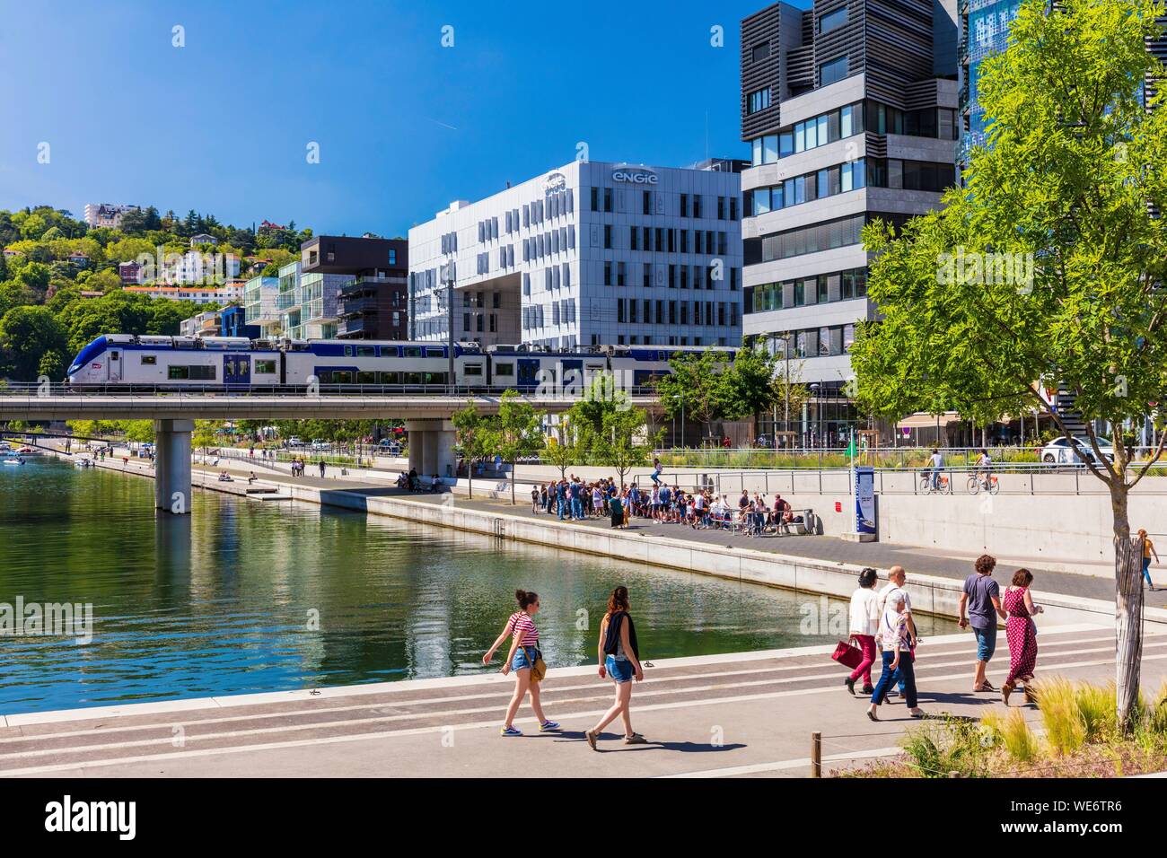 Francia, Rhone, Lione, quartiere di La confluenza nel sud della penisola, primo quartiere francese sostenibile certificate dal WWF, vista sulla ferrovia e il vaporetto Foto Stock