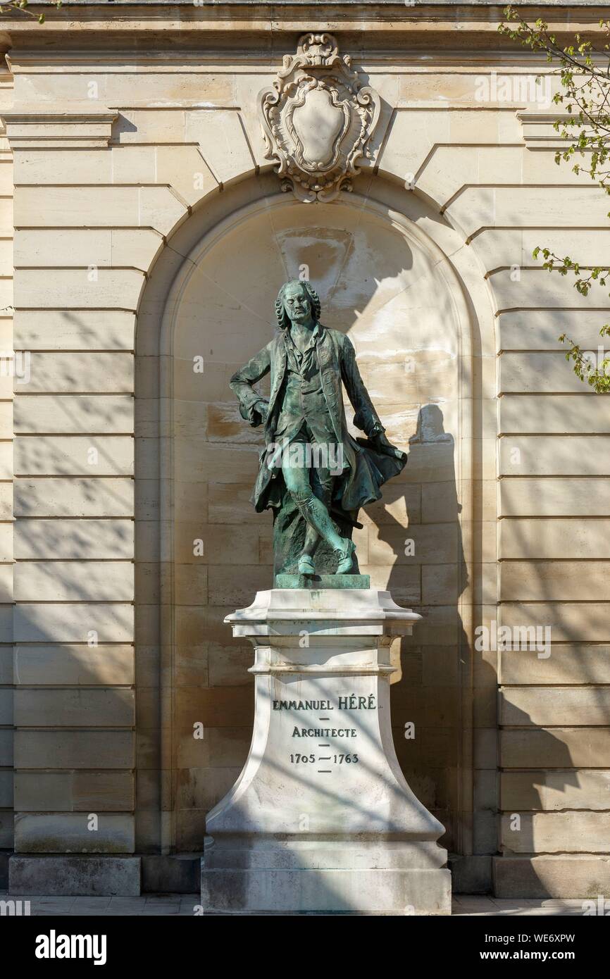 Francia, Meurthe et Moselle, Nancy, statua di architetto Emmanuel qui da Charles Jacquot (1894) accanto a Piazza Stanislas (ex piazza Reale) costruito da Stanislas Lescynski, re di Polonia e ultimo duca di Lorena nel XVIII secolo, elencato come patrimonio mondiale dall' UNESCO Foto Stock