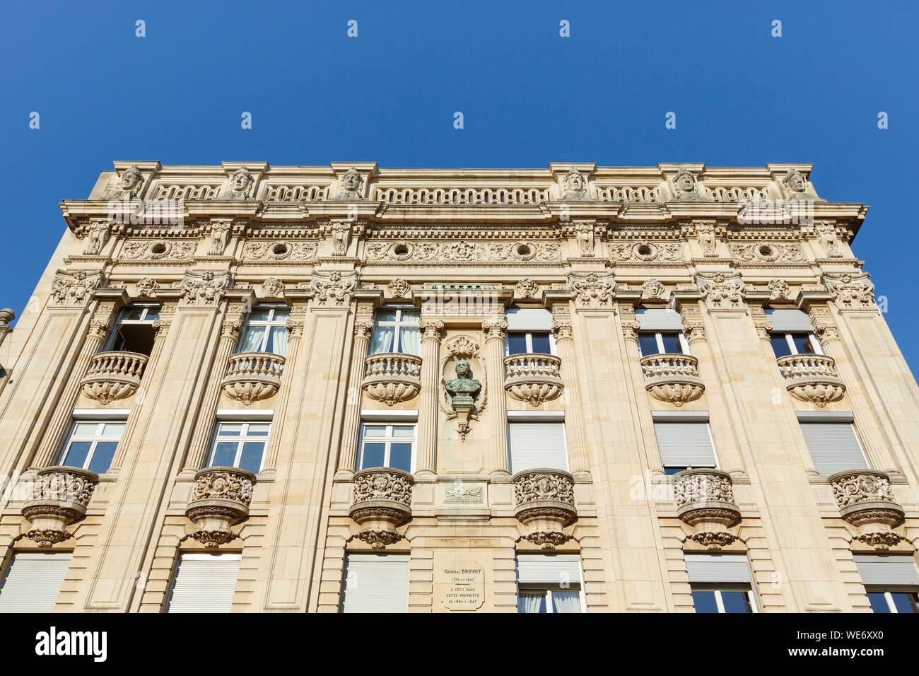 Francia, Meurthe et Moselle, Nancy Hotel Drovot un appartamento edificio costruito nel 1903 dall'architetto Auguste Thierry hausmanian in stile con una statua del generale Drovot situato sulla facciata Foto Stock