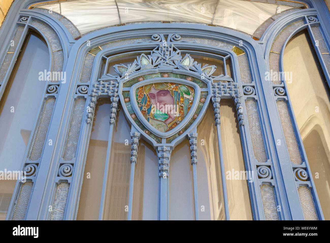 Francia, Meurthe et Moselle, Nancy, Ecole de Nancy museo dedicato a Nancy Art Nouveau denominato Ecole de Nancy situato nell'ex Eugne Corbin's house che era uno del grande benefattore dell'Art Noveau a Nancy, opere in ferro porta e finestra di vetro colorato da Jacques Gruber Foto Stock