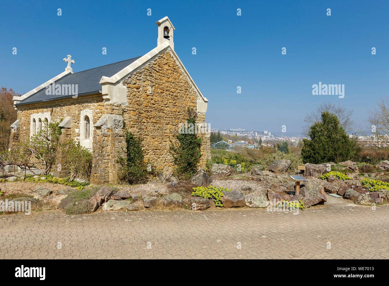 Francia, Meurthe et Moselle, VILLERS LES NANCY, Sainte Valerie la cappella e il Alpinum in Jean Marie Pelt giardino botanico che si affaccia sulla città di Nancy Foto Stock