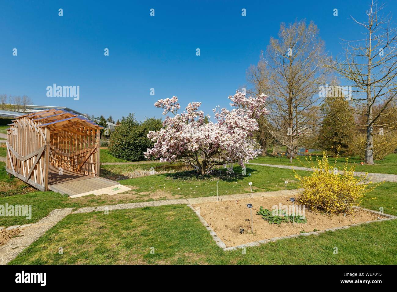 Francia, Meurthe et Moselle, VILLERS LES NANCY, Sainte Valerie la cappella e il Alpinum in Jean Marie Pelt giardino botanico che si affaccia sulla città di Nancy Foto Stock