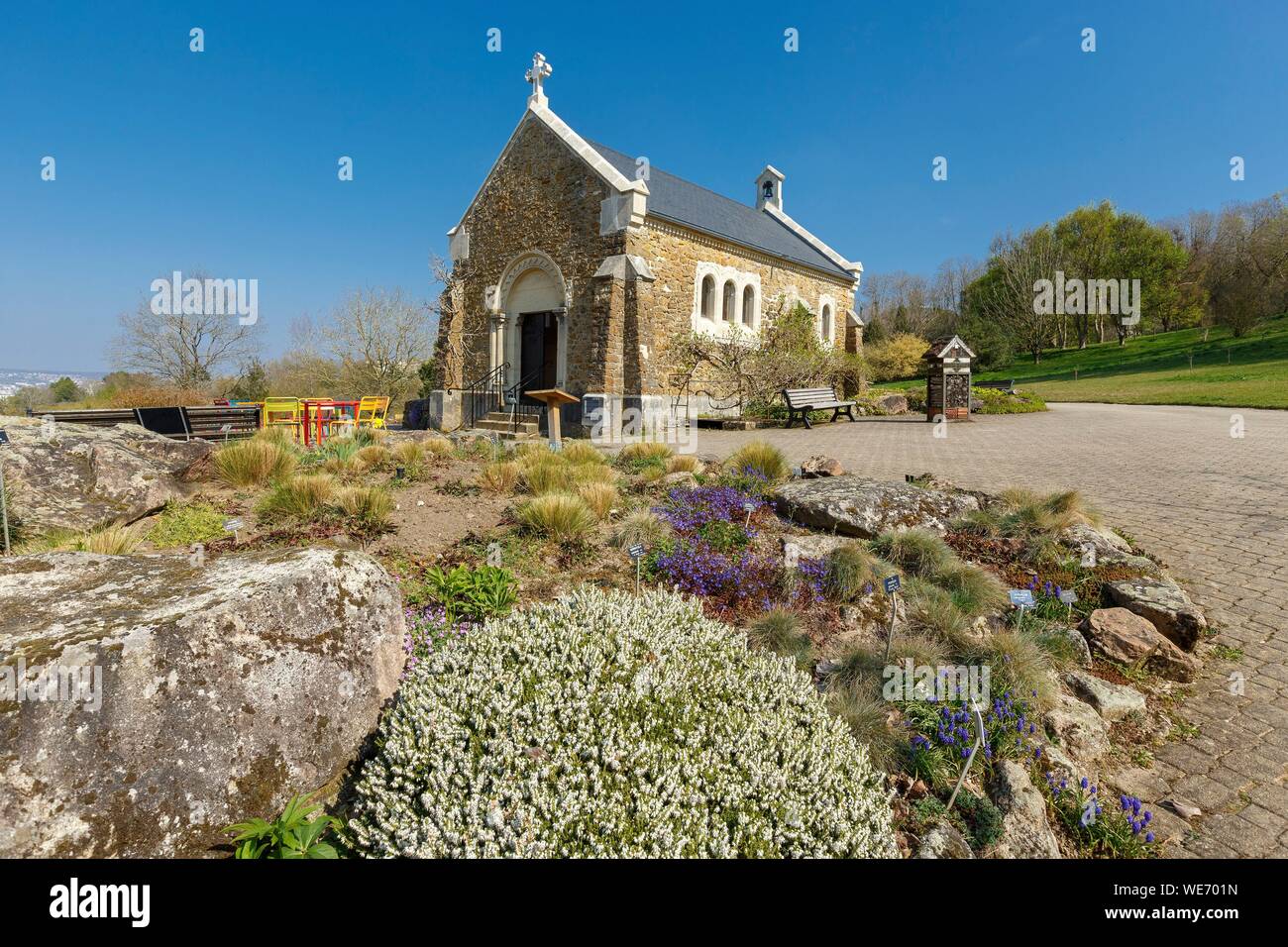 Francia, Meurthe et Moselle, VILLERS LES NANCY, Sainte Valerie la cappella e il Alpinum in Jean Marie Pelt giardino botanico che si affaccia sulla città di Nancy Foto Stock