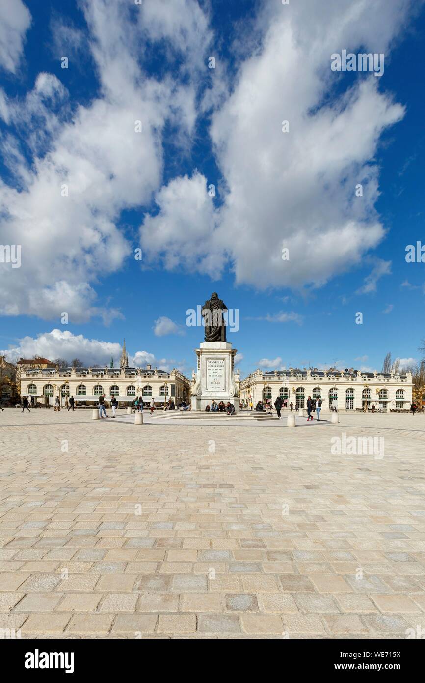 Francia, Meurthe et Moselle, Nancy Stanislas square (ex piazza Reale) costruito da Stanislas Lescynski, re di Polonia e ultimo duca di Lorena nel XVIII secolo, elencato come patrimonio mondiale dall UNESCO, statua di Stanislas, Arc de qui il 2 padiglioni, Anfitrite fontana e Saint Epvre basilica bellfry in background Foto Stock