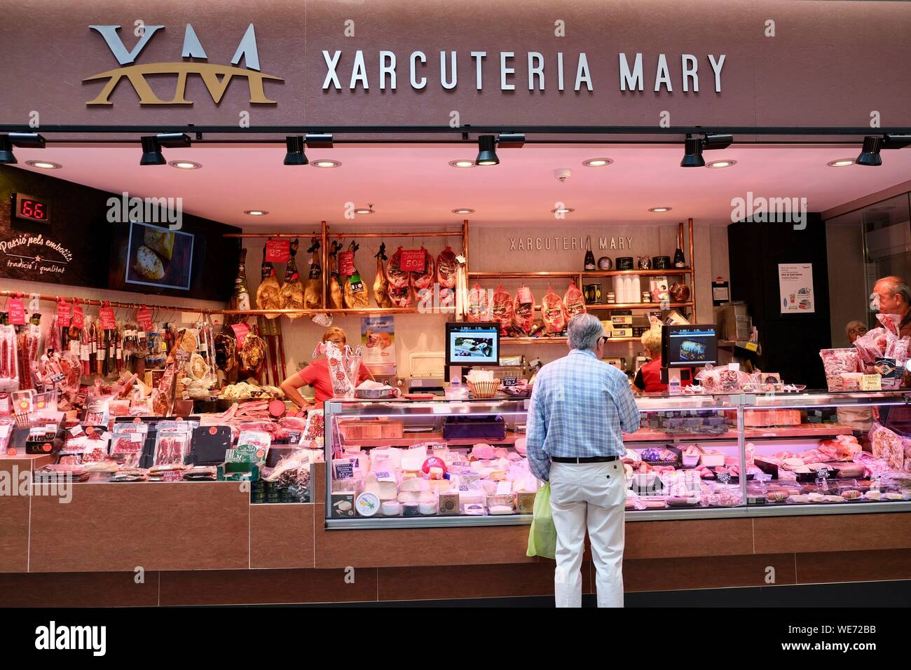 In Spagna, in Catalogna, Barcellona, quartiere Eixample, San Antoni mercato coperto, progettato da Antoni Rovira i Trias in 1882, macelleria Xarcuteria Maria Foto Stock
