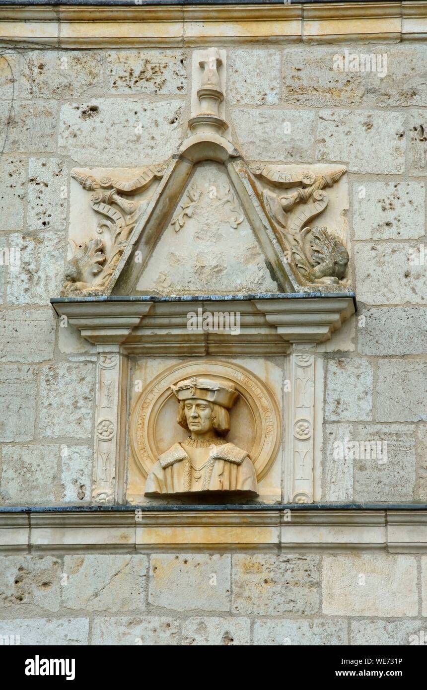 Francia, Lot, vicino a Saint Cere, Saint Jean Lespinasse, Chateau de Montal, dettaglio della scultura cortile rinascimentale, busto di Amaury de Montal Foto Stock