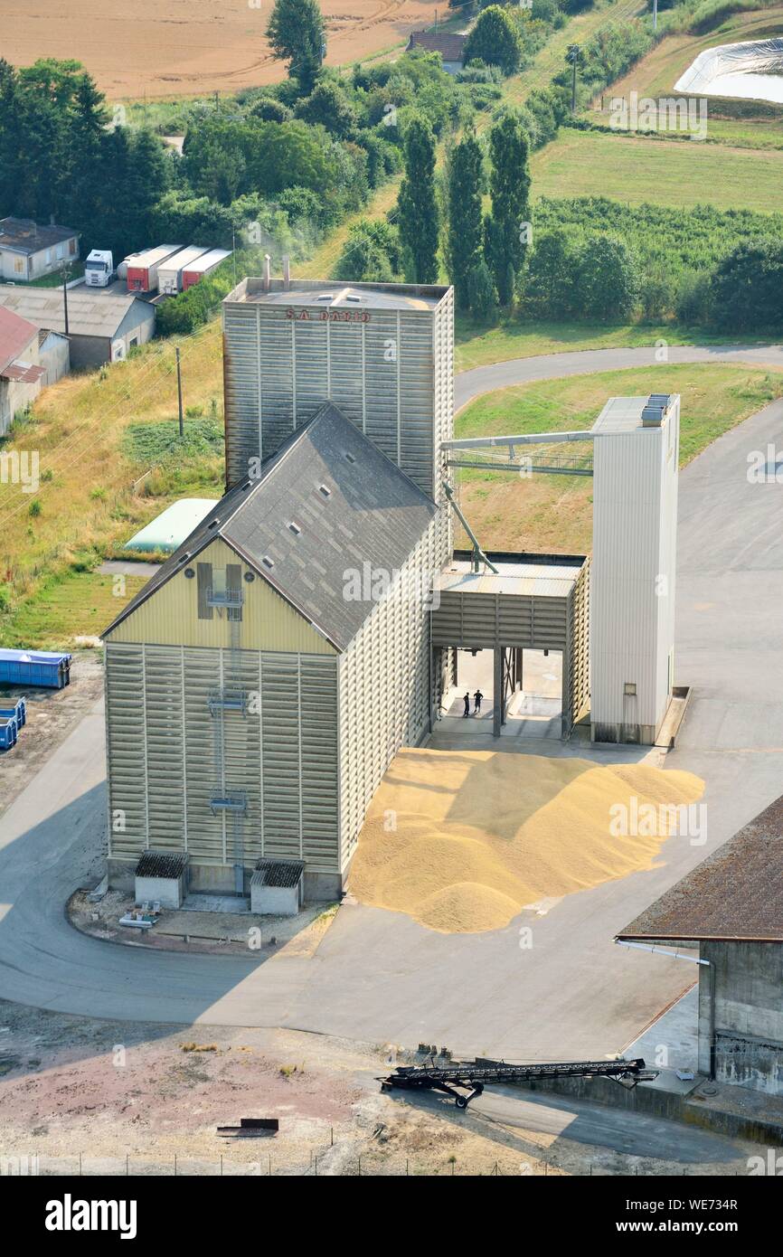 Francia, Loiret, Chateau Renard, Silo di grano (vista aerea) Foto Stock