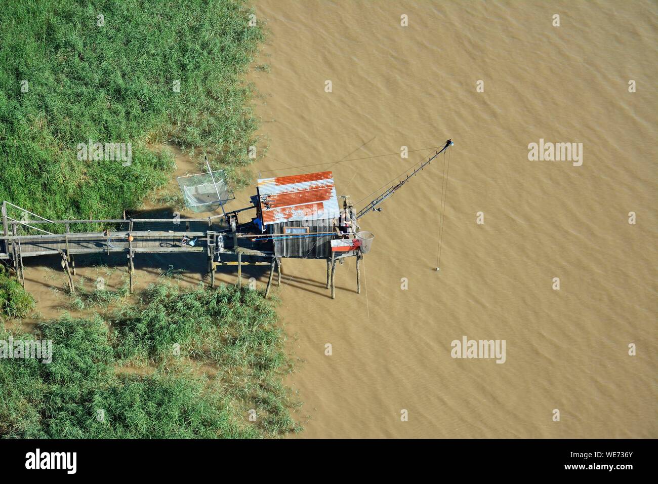 Francia, Gironde, Pauillac, carrelets sull'estuario della Gironda (vista aerea) Foto Stock