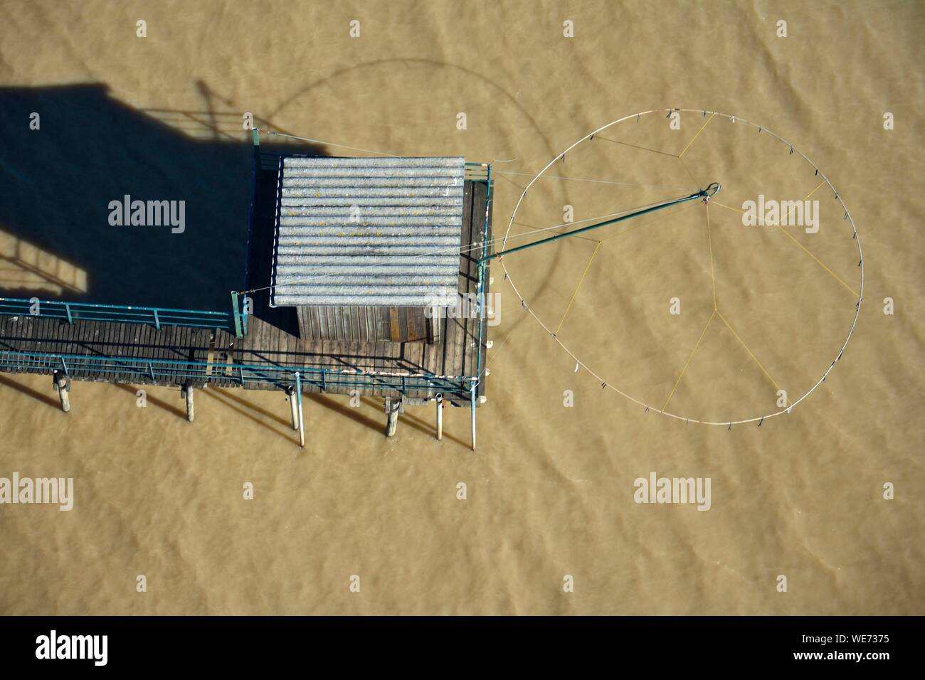 Francia, Gironde, Pauillac, carrelets sull'estuario della Gironda (vista aerea) Foto Stock