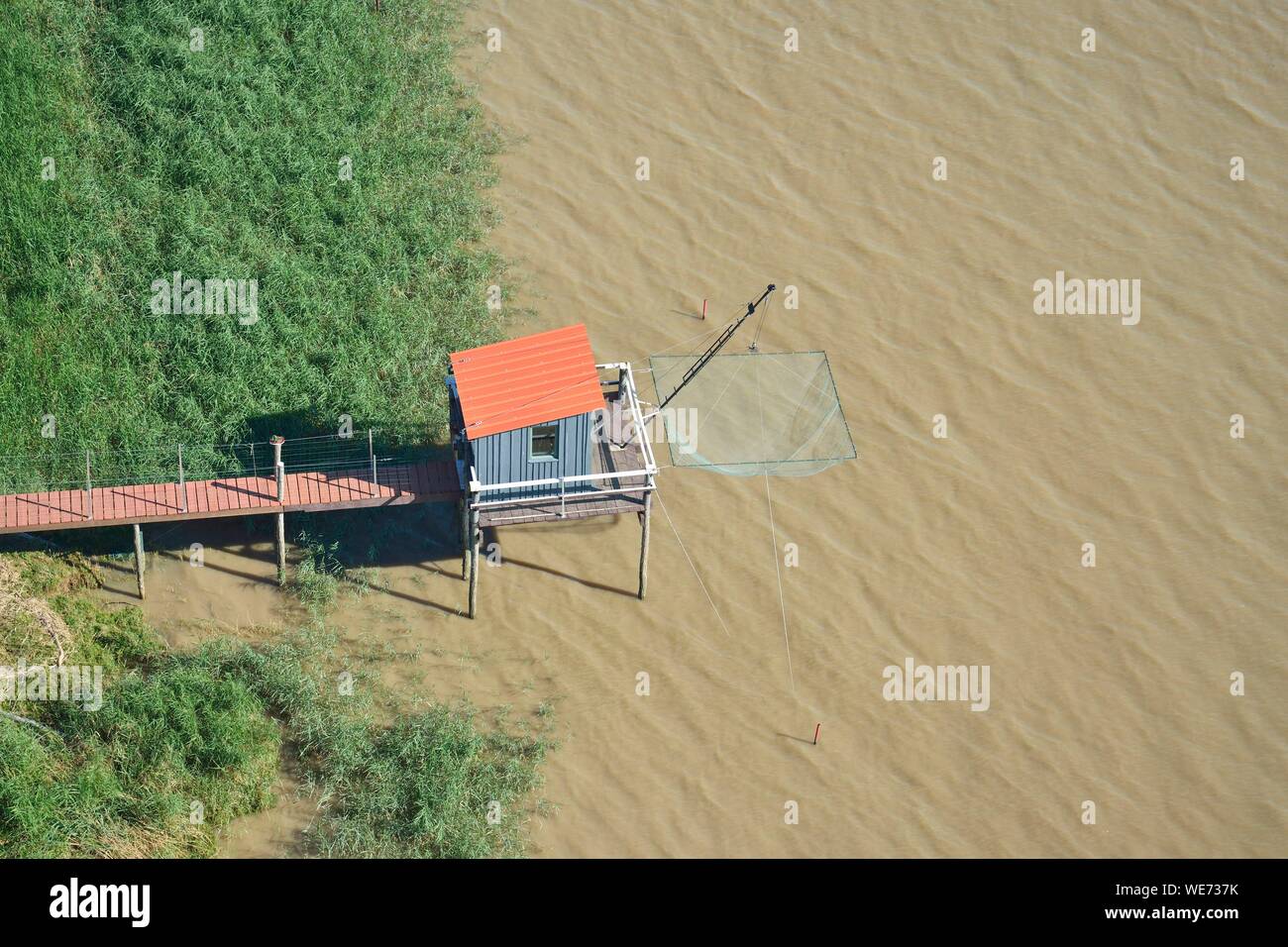 Francia, Gironde, Pauillac, carrelets sull'estuario della Gironda (vista aerea) Foto Stock