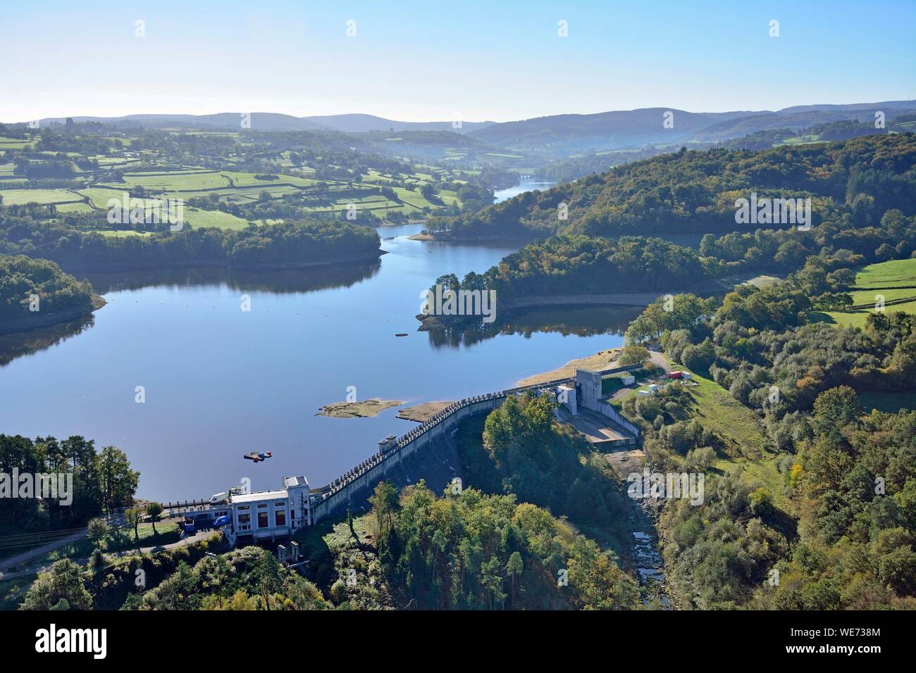 Francia, Yonne, diga del lago artificiale di Crescent. Situato nel Parco naturale regionale del Morvan (vista aerea) Foto Stock