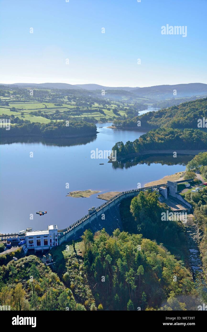 Francia, Yonne, diga del lago artificiale di Crescent. Situato nel Parco naturale regionale del Morvan (vista aerea) Foto Stock