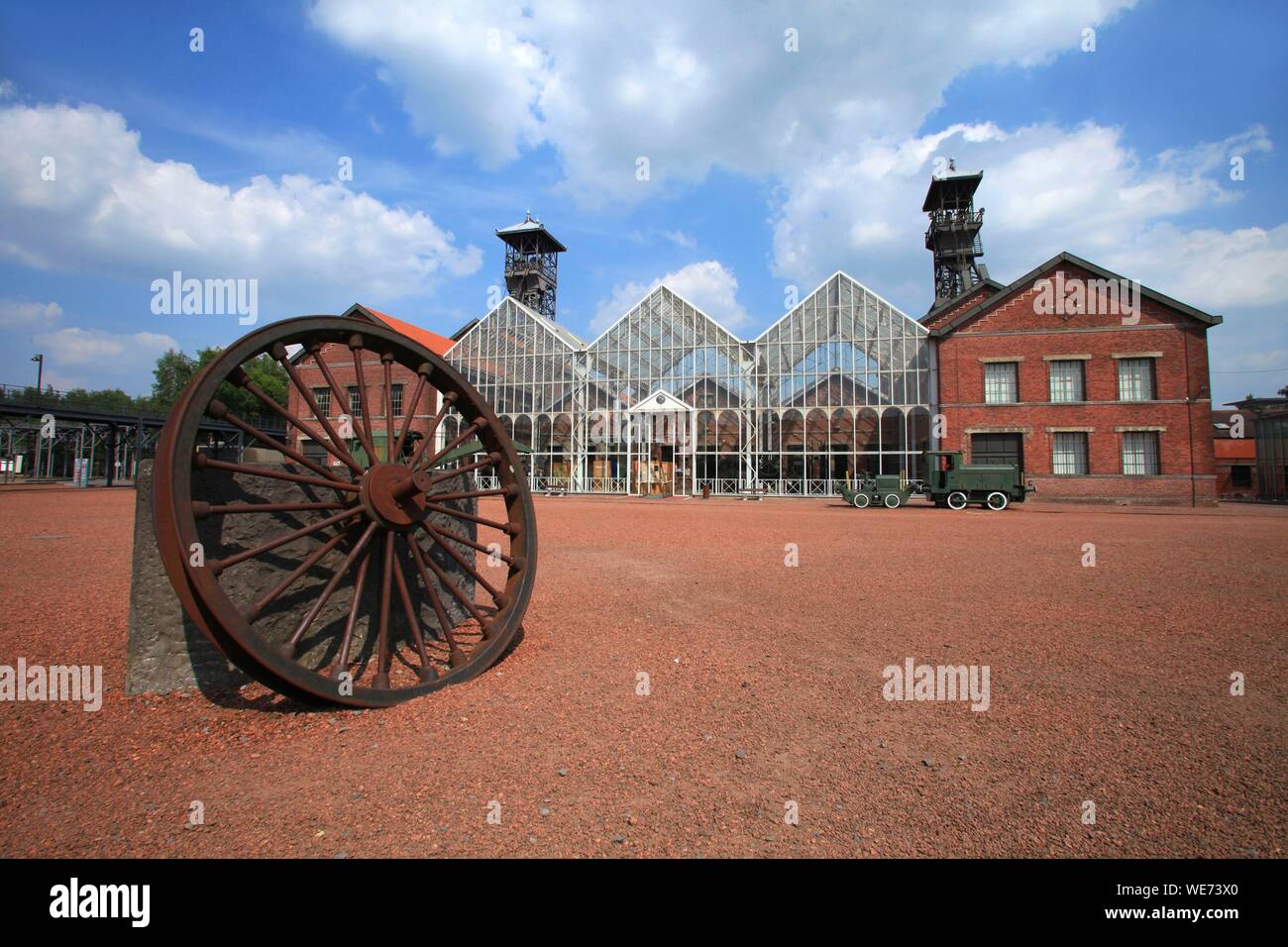 Francia, Nord, Lewarde, storico centro minerario elencati come patrimonio mondiale dall'UNESCO, la tettoia macchine nel cortile principale Foto Stock