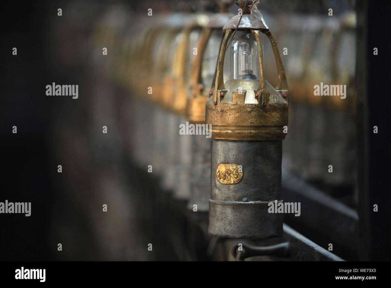 Francia, Nord, Lewarde, storico centro minerario elencati come patrimonio mondiale dall' UNESCO, visitare la miniera ricostituito, allineamenti delle lampade dei minatori della lampada shop Foto Stock