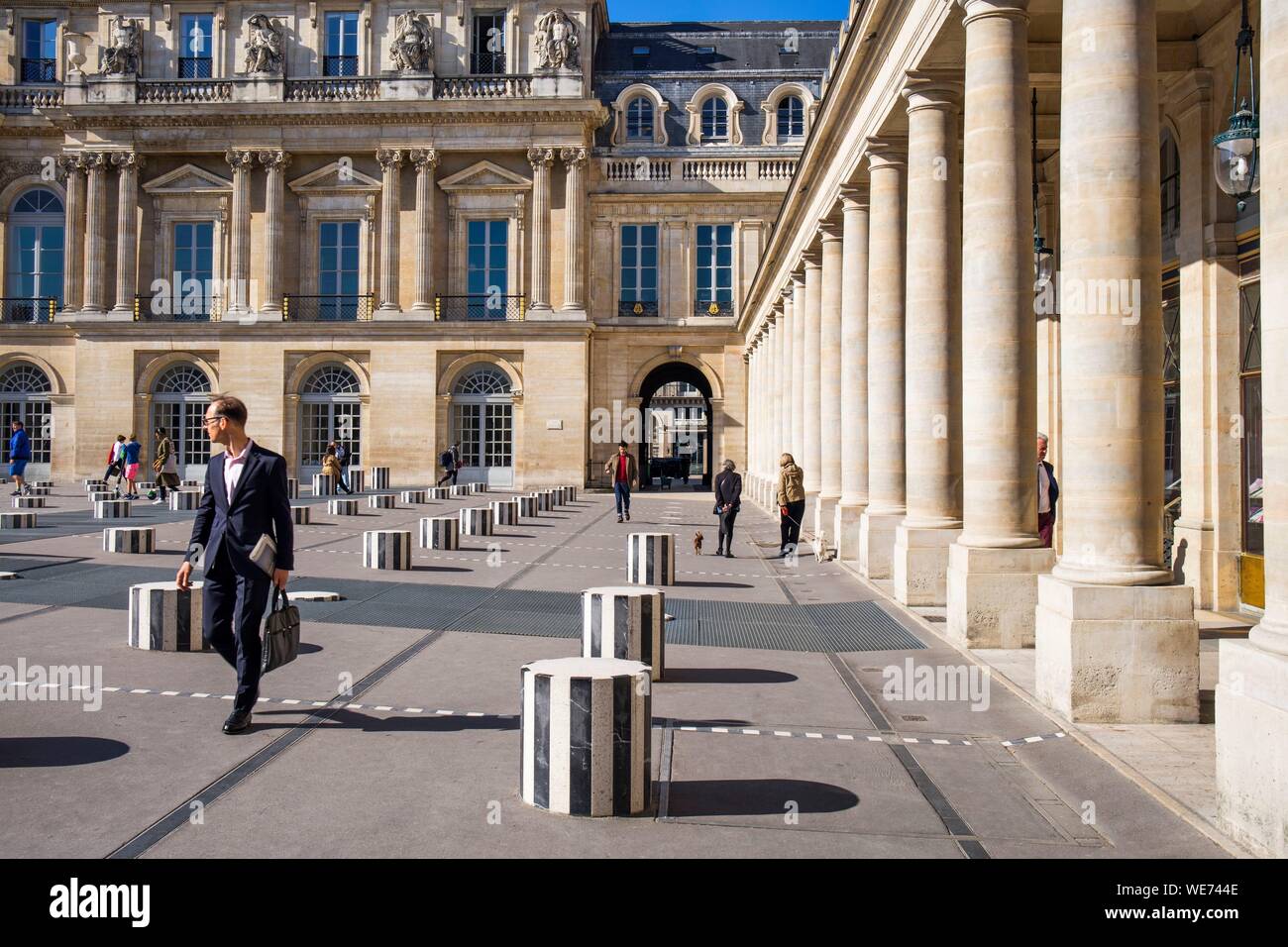 Francia, Parigi, Palais Royal, Daniel Buren le colonne Foto Stock