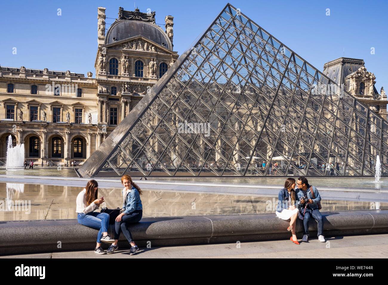 Francia, Parigi, zona elencata come patrimonio mondiale dall' UNESCO, il museo del Louvre, la Piramide del Louvre dall'architetto Ieoh Ming Pei Foto Stock