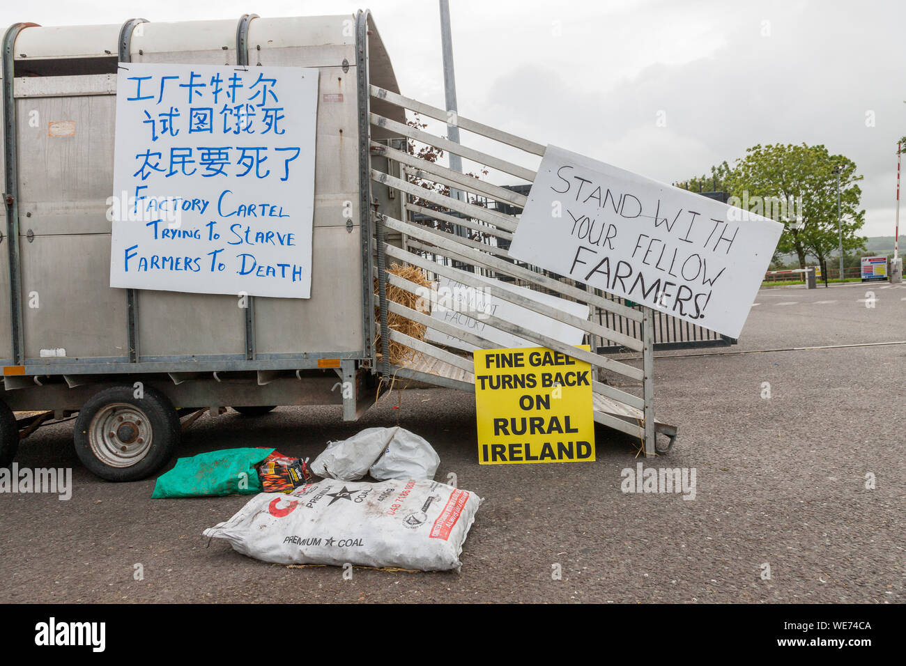 Bandon, Cork, Irlanda. Il 30 agosto, 2019. Dispite una corte injuction, gli agricoltori continuano a protestare al di fuori della ABP impianto di trasformazione in Bandon, Co. Tappo di sughero. Gli agricoltori' gruppo hanno già respinto i risultati dei colloqui la scorsa settimana finalizzate a garantire meglio i prezzi delle carni bovine e proseguono la loro picchetti.Credito; David Creedon / Alamy Live News Foto Stock