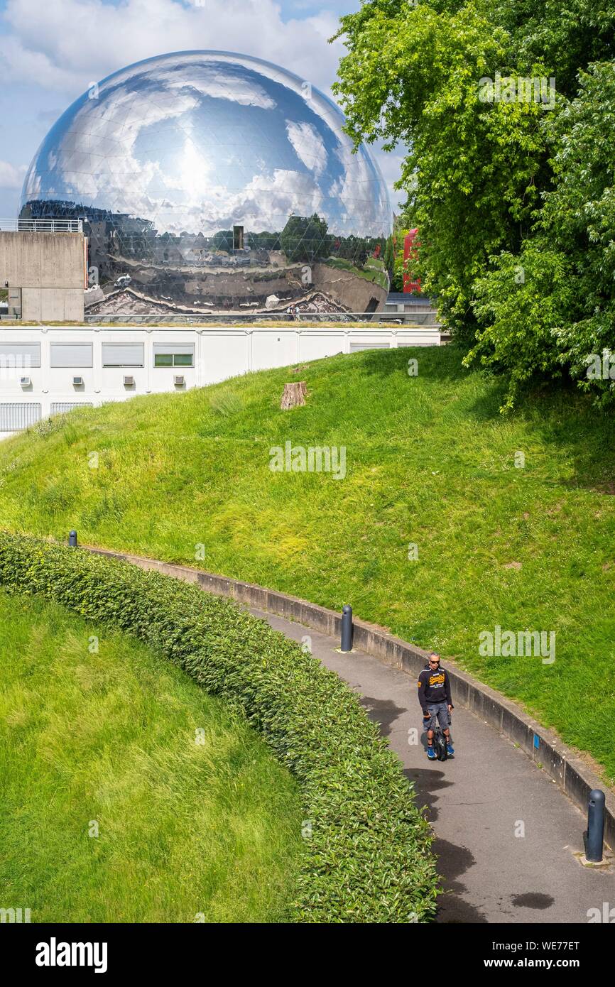 Francia, Parigi, lungo il GR® Parigi 2024, metropolita di lunga distanza sentiero escursionistico creato a sostegno di Parigi offerta per il 2024 Giochi Olimpici, La Villette Park, la Géode creato dall'architetto Adrien Fainsilber nel 1985 Foto Stock