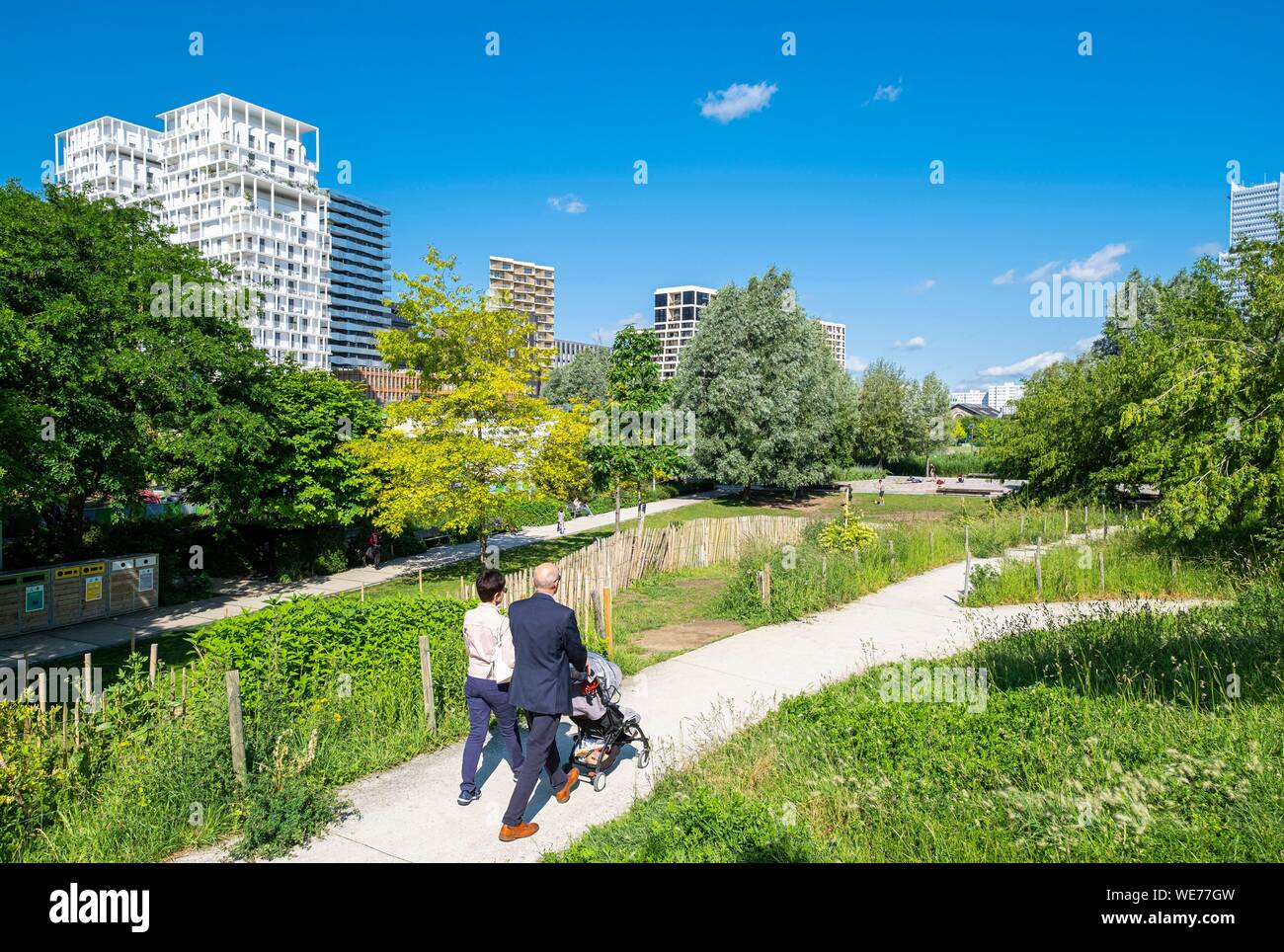 Francia, Parigi, lungo il GR® Parigi 2024, metropolita di lunga distanza sentiero escursionistico creato a sostegno di Parigi offerta per il 2024 Giochi Olimpici, quartiere Batignolles, Clichy-Batignolles - Martin-Luther-re park Foto Stock