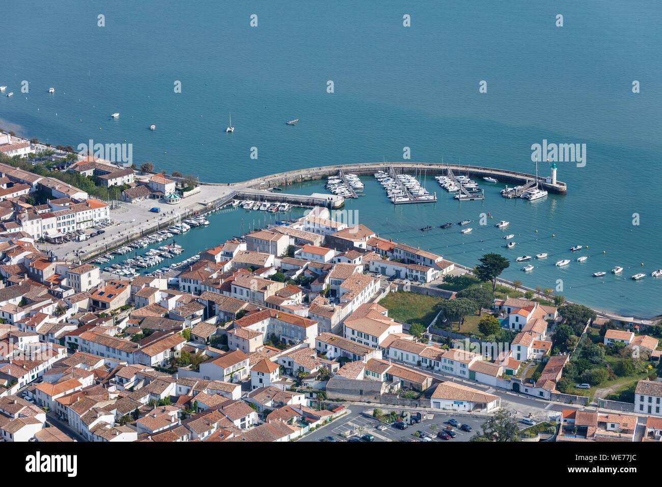 Francia, Charente Maritime, La flotte, etichettati Les Plus Beaux Villages de France (i più bei villaggi di Francia), il villaggio e il porto (vista aerea) Foto Stock