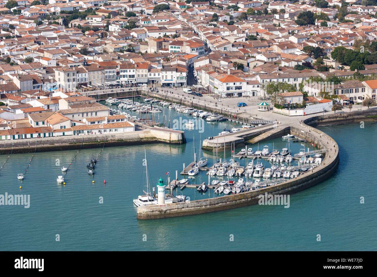 Francia, Charente Maritime, La flotte, etichettati Les Plus Beaux Villages de France (i più bei villaggi di Francia), il villaggio e il porto (vista aerea) Foto Stock