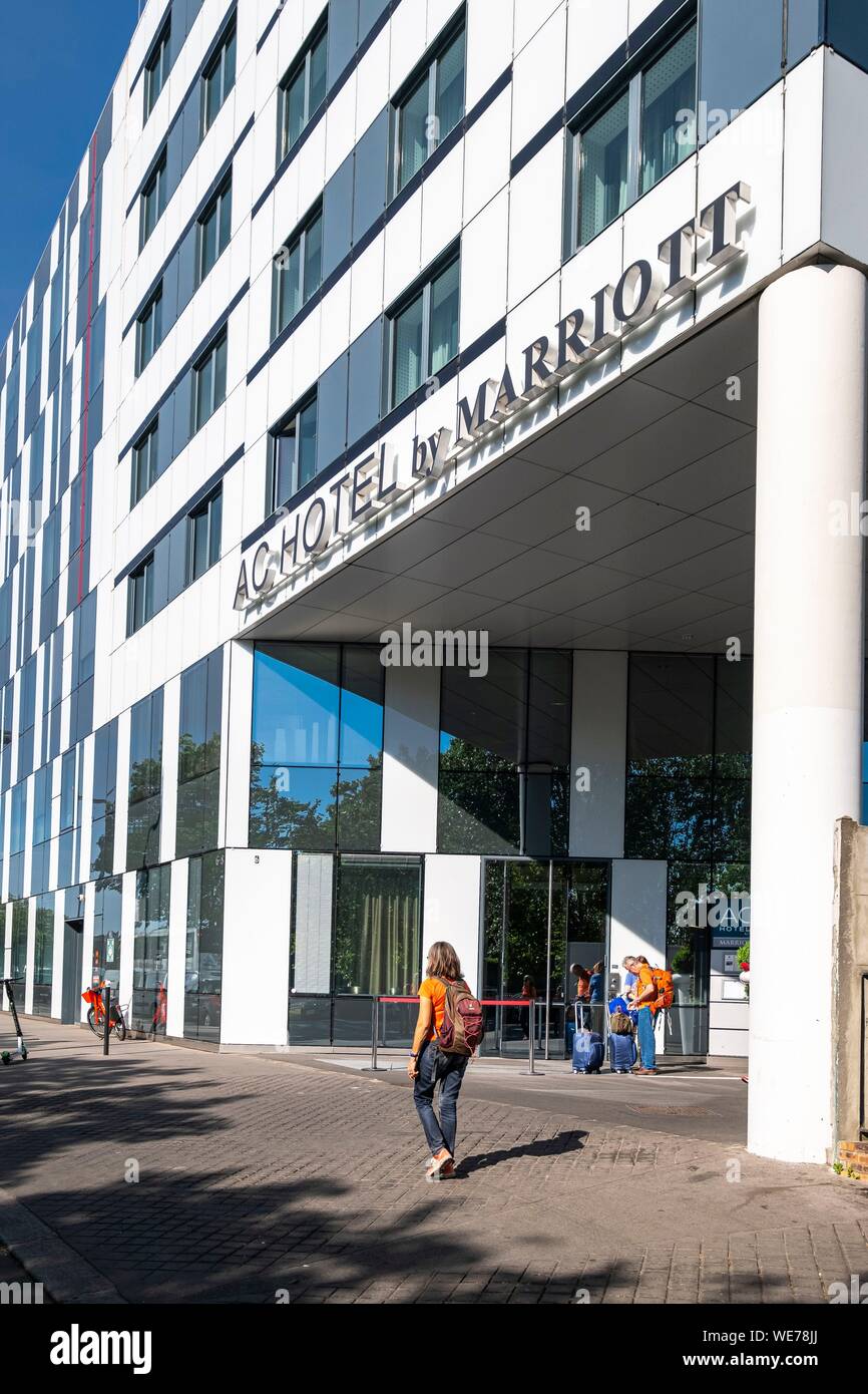 Francia, Parigi, lungo il GR® Parigi 2024, metropolita di lunga distanza sentiero escursionistico creato a sostegno di Parigi offerta per il 2024 Giochi Olimpici, Ternes distretto, AC Hotel by Marriott Paris Porte Maillot Foto Stock